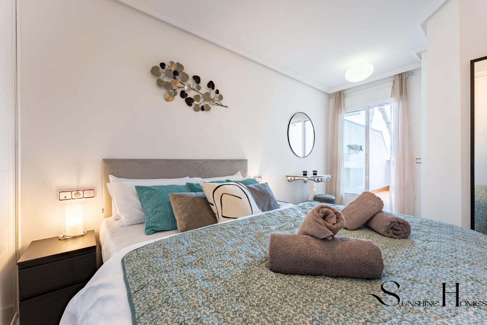 Cozy 2 Bedroom Duplex, Parking, Terrace, Office, Pool! Apartment