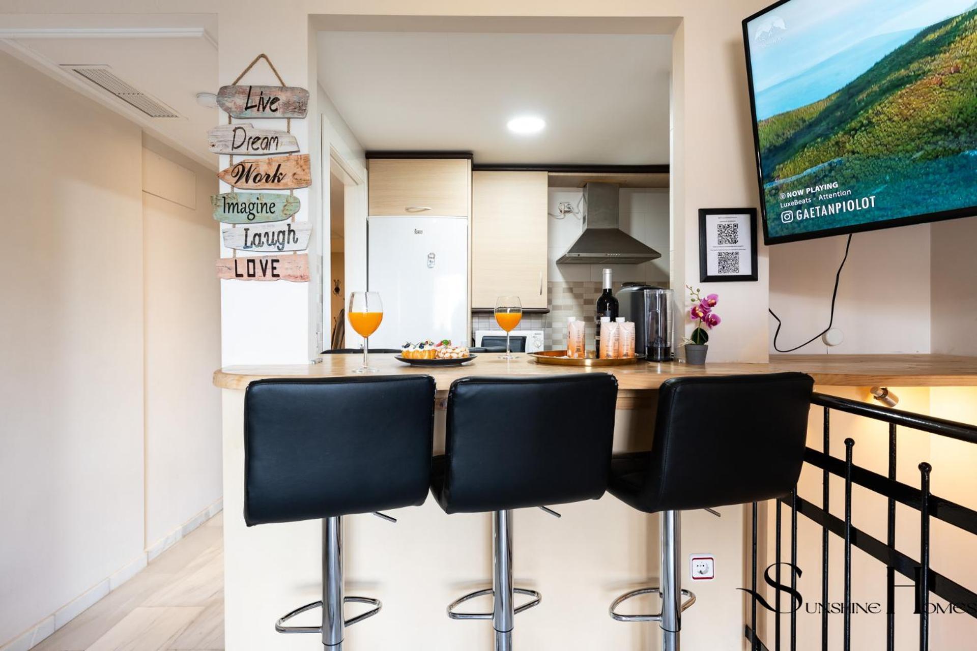 Cozy 2 Bedroom Duplex, Parking, Terrace, Office, Pool! Apartment
