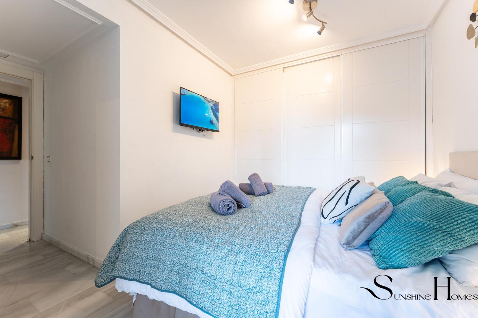 Apartment Cozy 2 Bedroom Duplex, Parking, Terrace, Office, Pool! Torremolinos