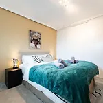 Cozy 2 Bedroom Duplex, Parking, Terrace, Office, Pool!
