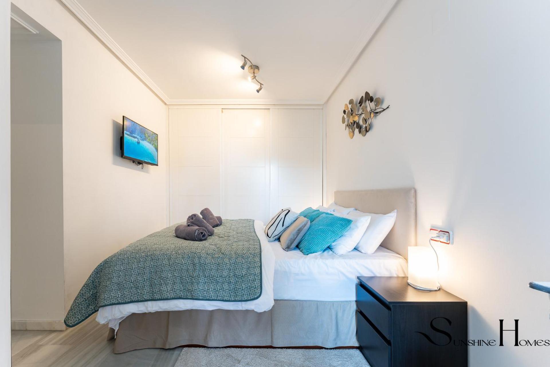 Apartment Cozy 2 Bedroom Duplex, Parking, Terrace, Office, Pool! Torremolinos