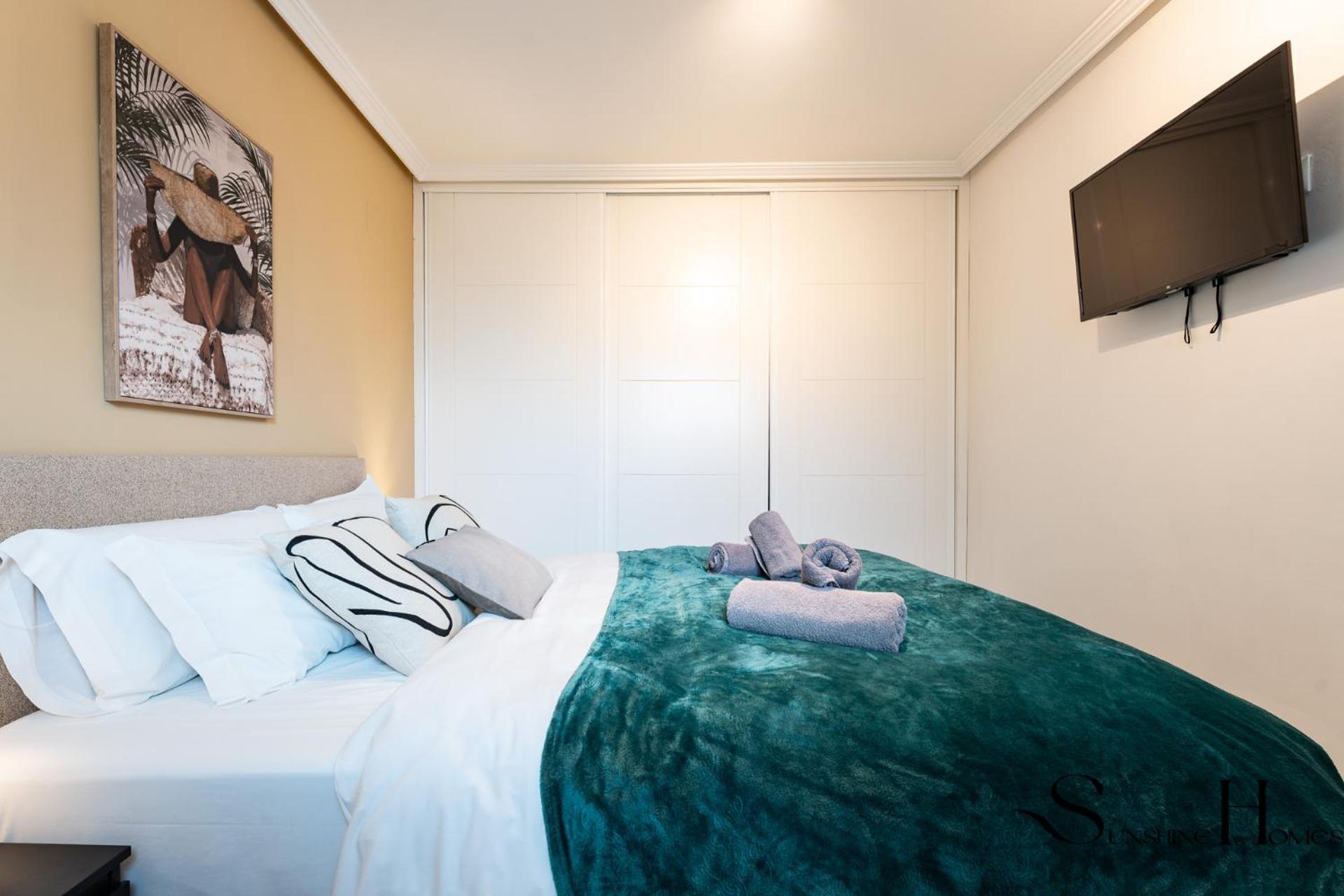 Apartment Cozy 2 Bedroom Duplex, Parking, Terrace, Office, Pool! Torremolinos